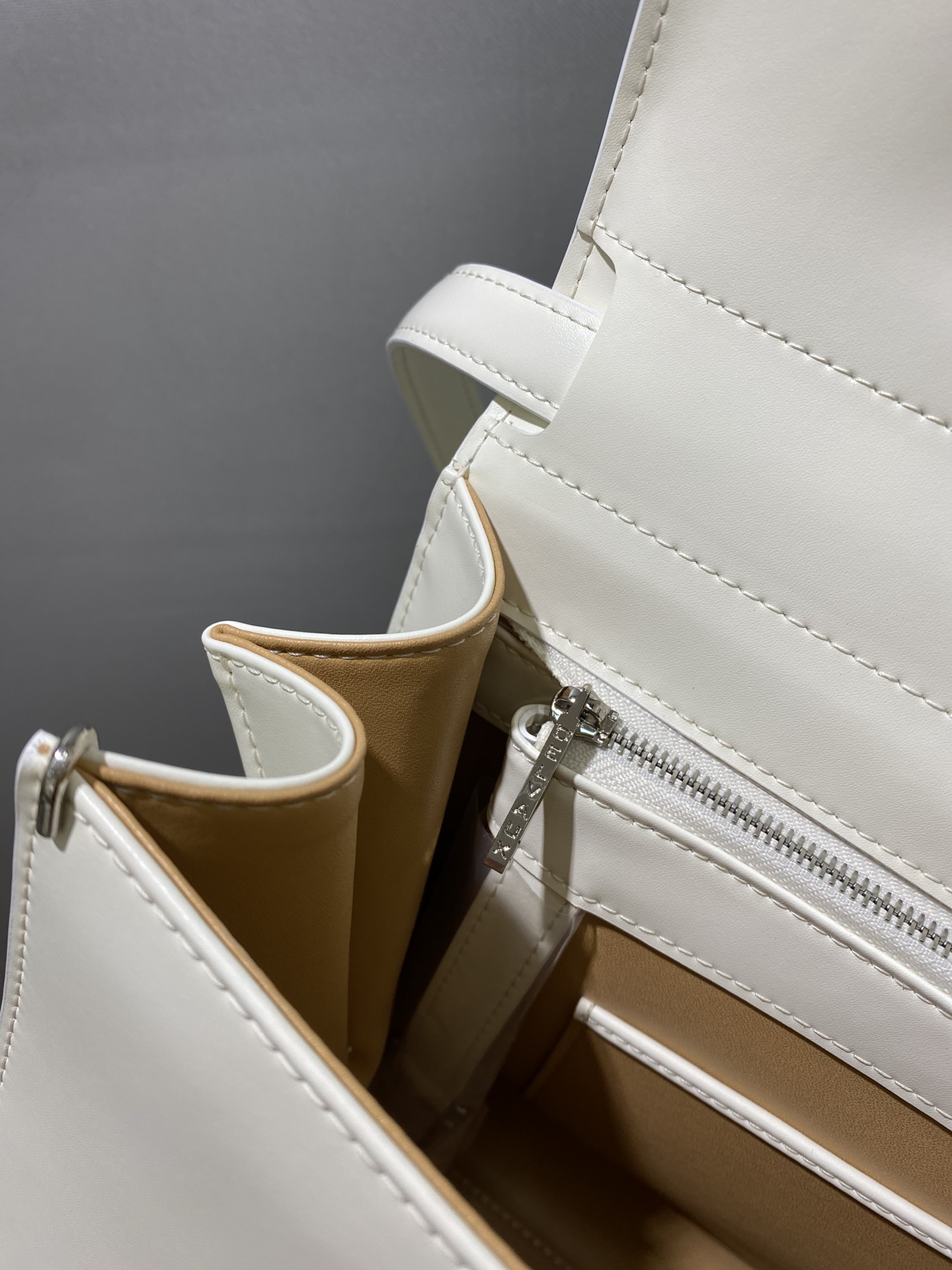 델보 브리앙 MM 박스백 미듐